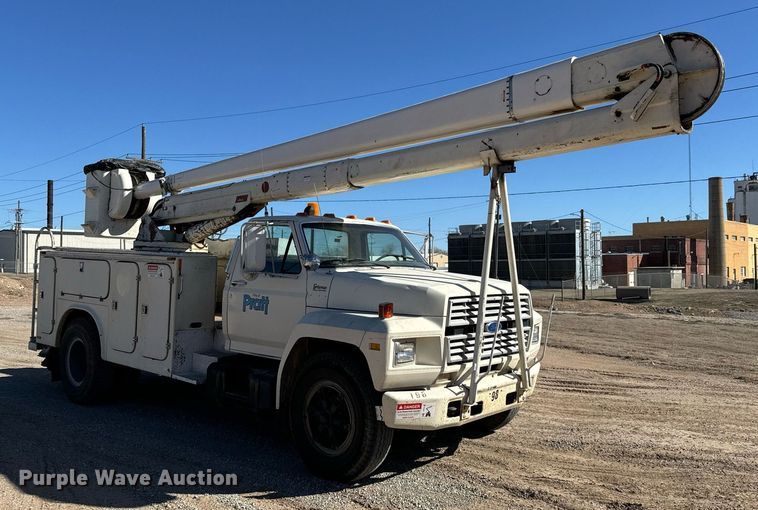 image for item NU9455 1984 Ford F700 bucket truck
