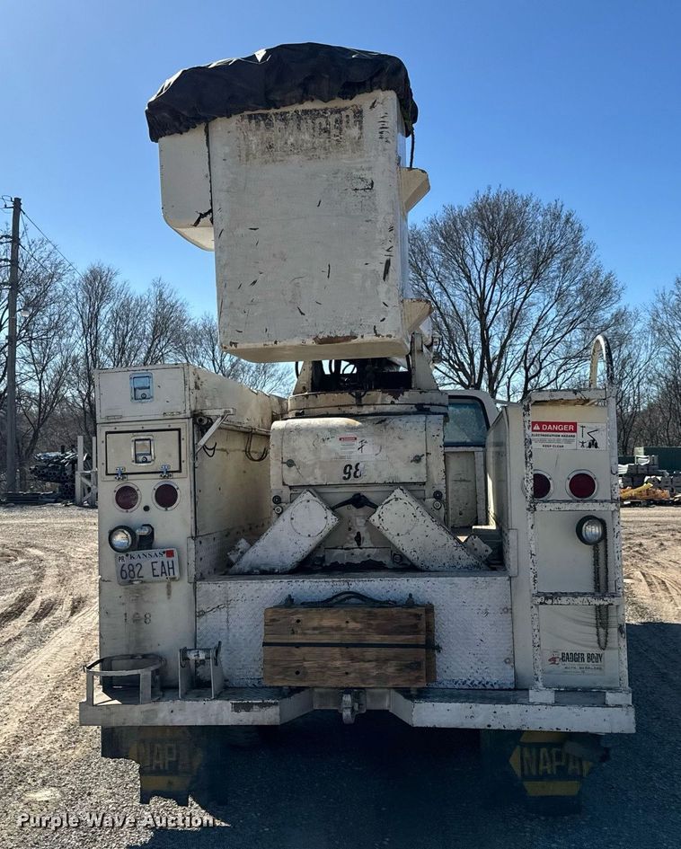image for item NU9455 1984 Ford F700 bucket truck
