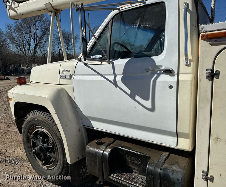 image for item NU9455 1984 Ford F700 bucket truck