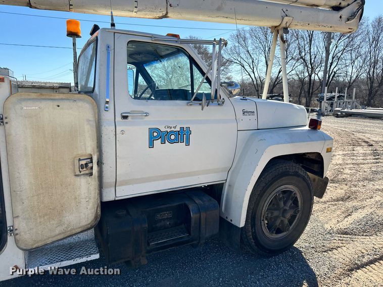 image for item NU9455 1984 Ford F700 bucket truck