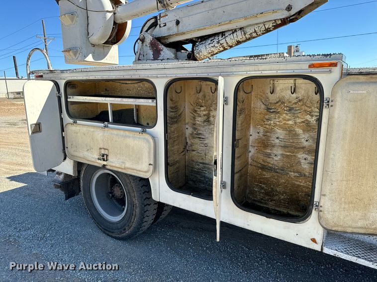 image for item NU9455 1984 Ford F700 bucket truck