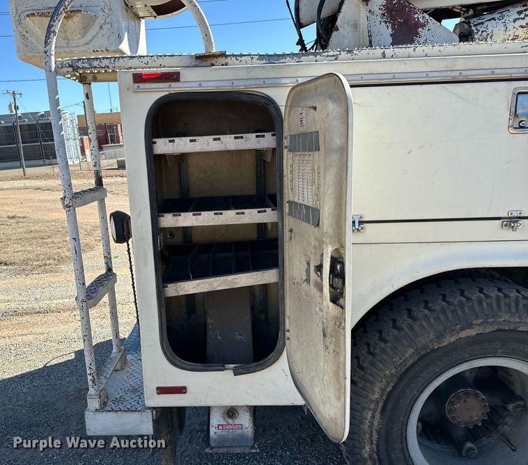 image for item NU9455 1984 Ford F700 bucket truck