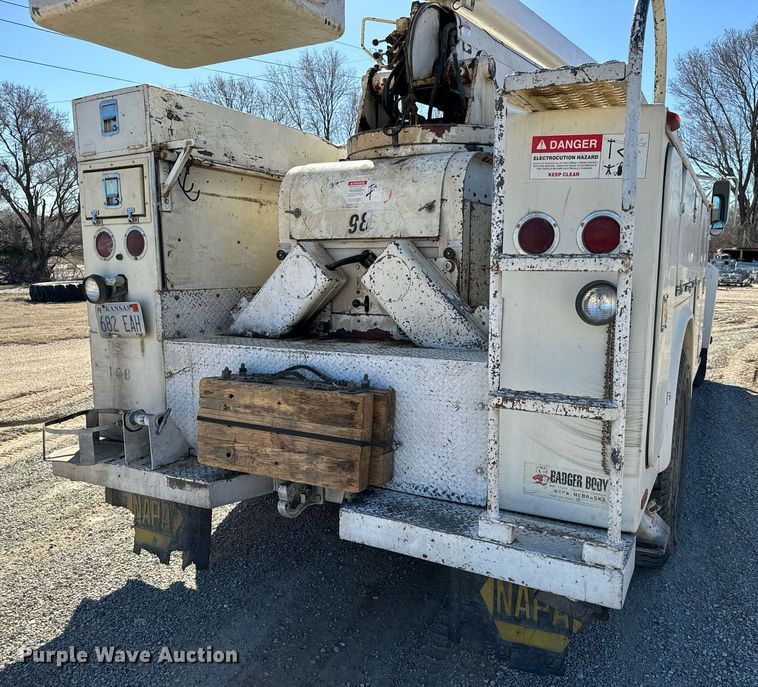 image for item NU9455 1984 Ford F700 bucket truck