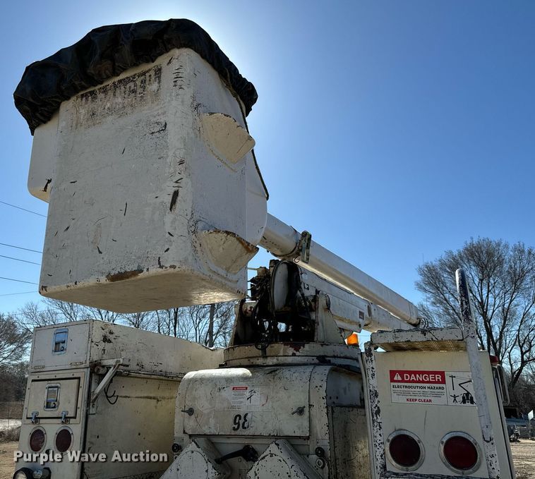 image for item NU9455 1984 Ford F700 bucket truck