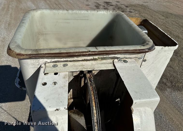 image for item NU9455 1984 Ford F700 bucket truck