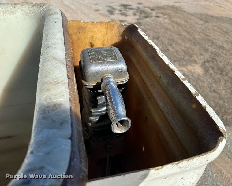 image for item NU9455 1984 Ford F700 bucket truck