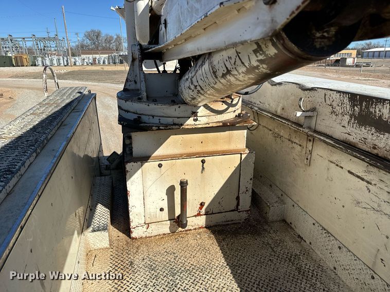 image for item NU9455 1984 Ford F700 bucket truck