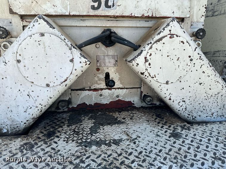 image for item NU9455 1984 Ford F700 bucket truck