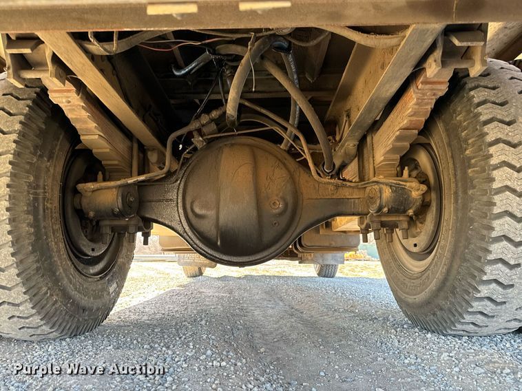 image for item NU9455 1984 Ford F700 bucket truck