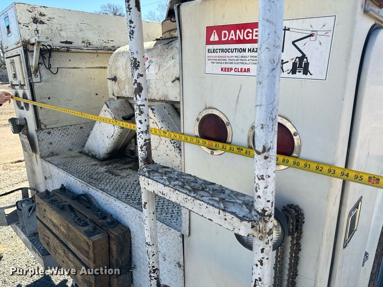 image for item NU9455 1984 Ford F700 bucket truck