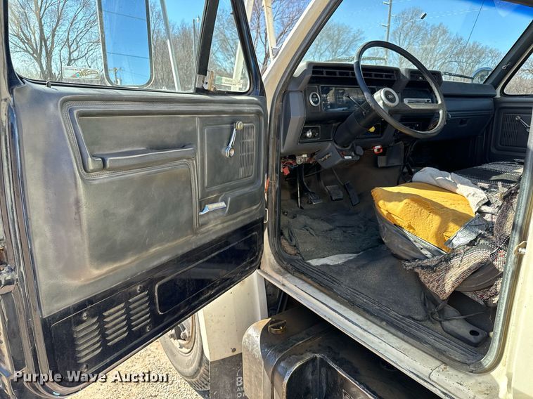 image for item NU9455 1984 Ford F700 bucket truck