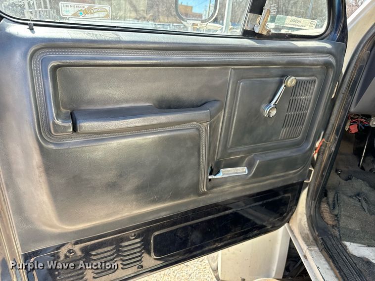 image for item NU9455 1984 Ford F700 bucket truck