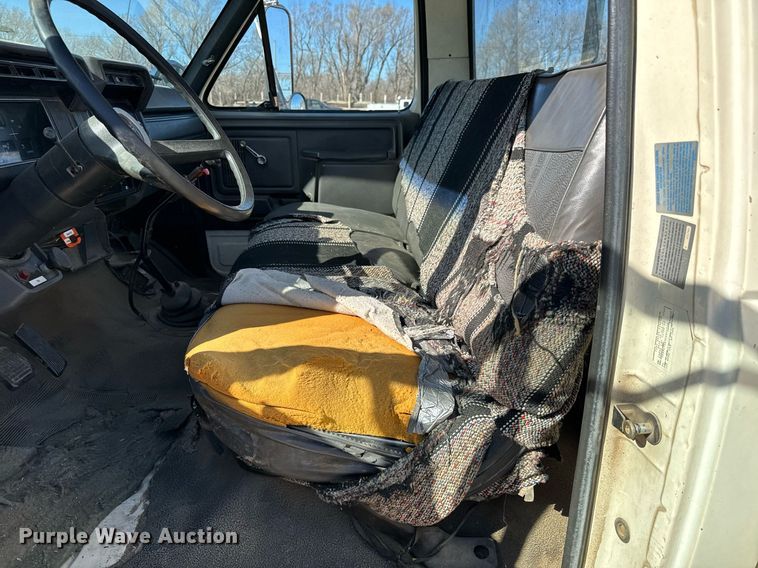 image for item NU9455 1984 Ford F700 bucket truck