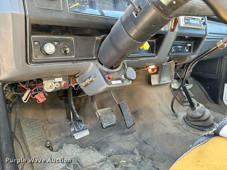 image for item NU9455 1984 Ford F700 bucket truck