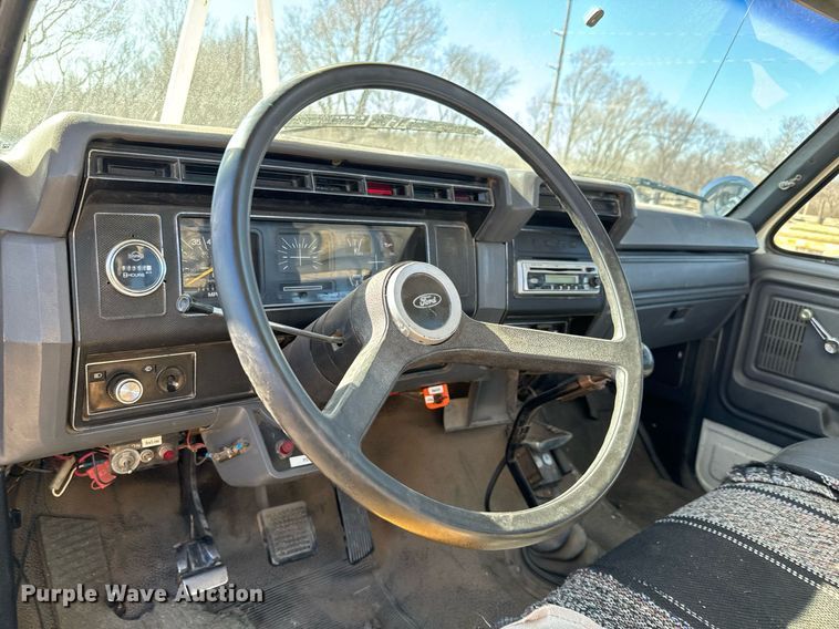 image for item NU9455 1984 Ford F700 bucket truck