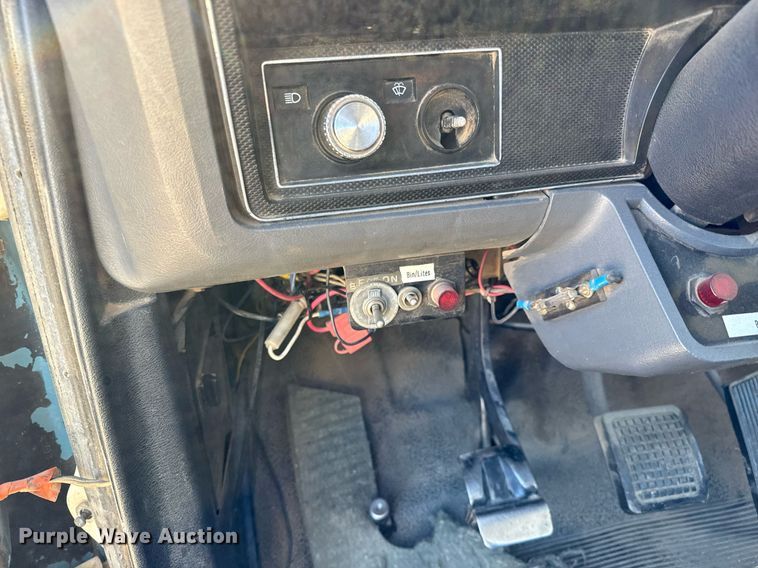 image for item NU9455 1984 Ford F700 bucket truck