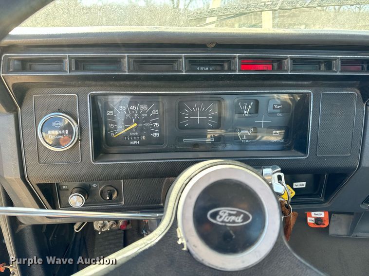 image for item NU9455 1984 Ford F700 bucket truck