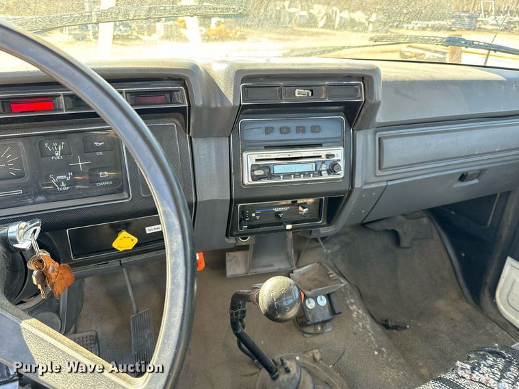 image for item NU9455 1984 Ford F700 bucket truck