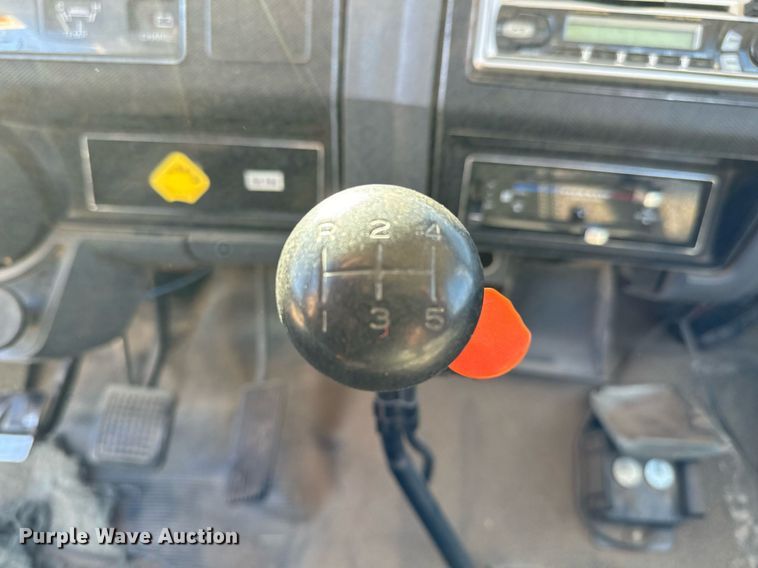 image for item NU9455 1984 Ford F700 bucket truck