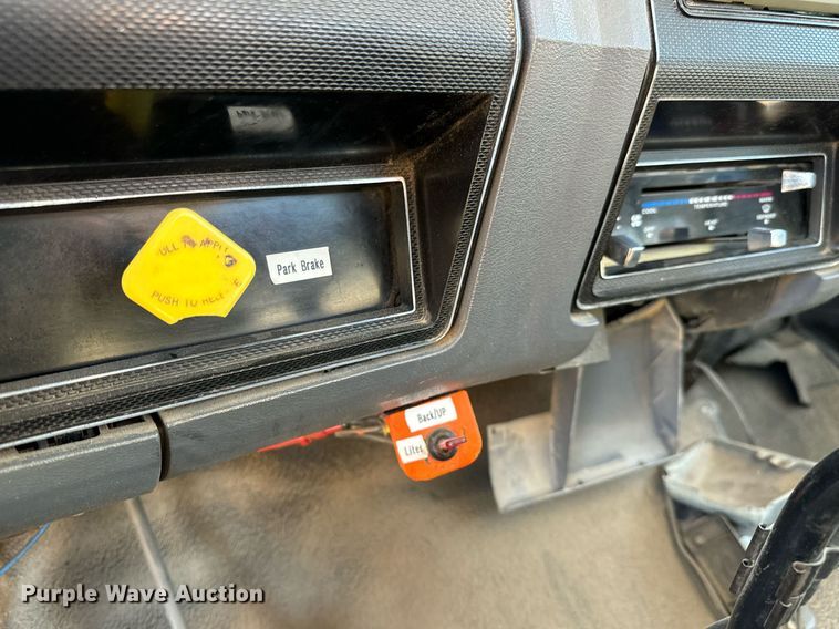 image for item NU9455 1984 Ford F700 bucket truck