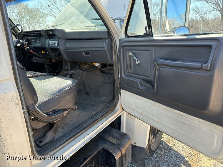 image for item NU9455 1984 Ford F700 bucket truck