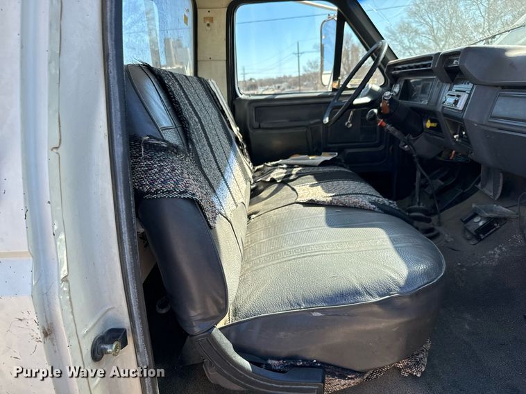 image for item NU9455 1984 Ford F700 bucket truck