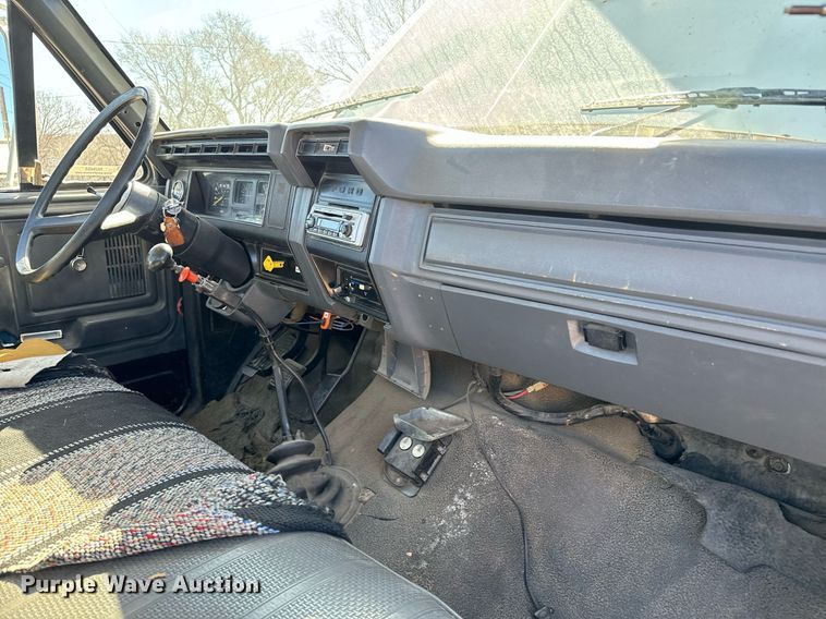 image for item NU9455 1984 Ford F700 bucket truck