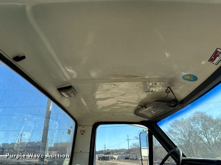 image for item NU9455 1984 Ford F700 bucket truck