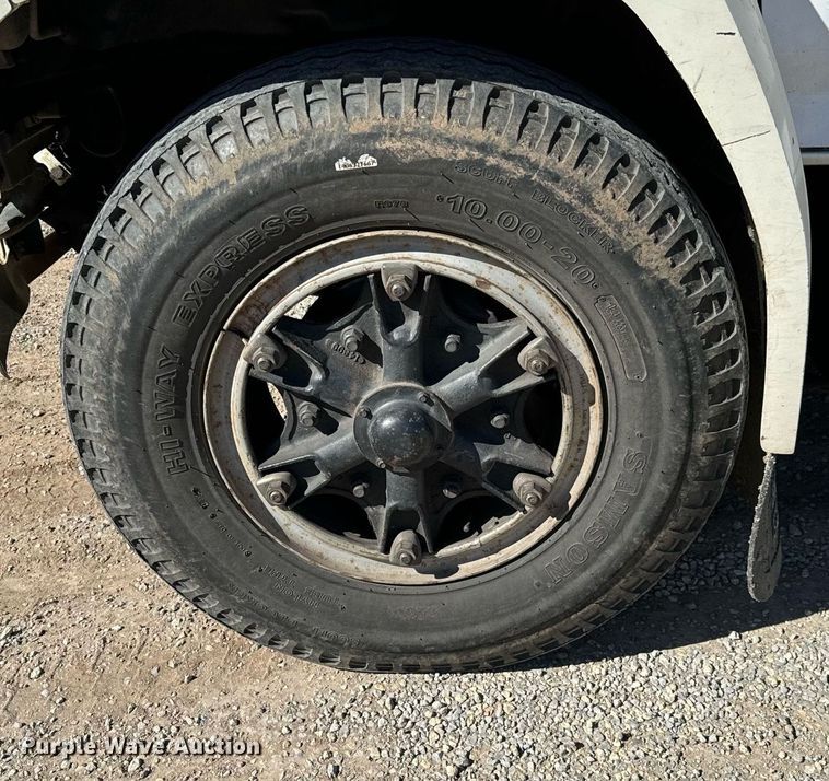 image for item NU9455 1984 Ford F700 bucket truck