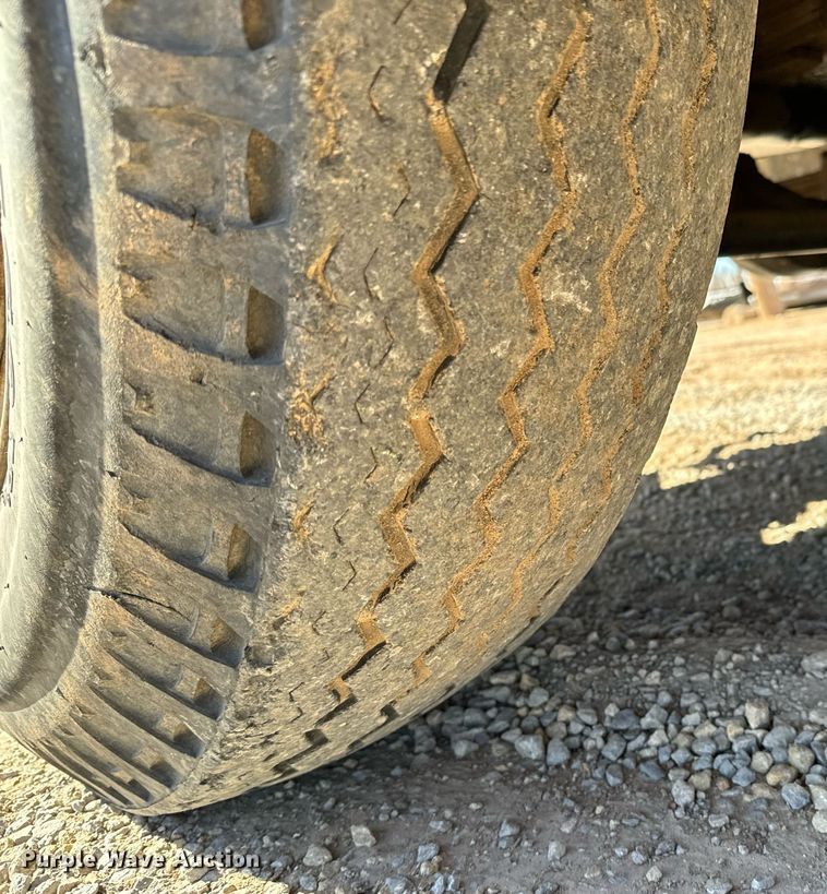 image for item NU9455 1984 Ford F700 bucket truck