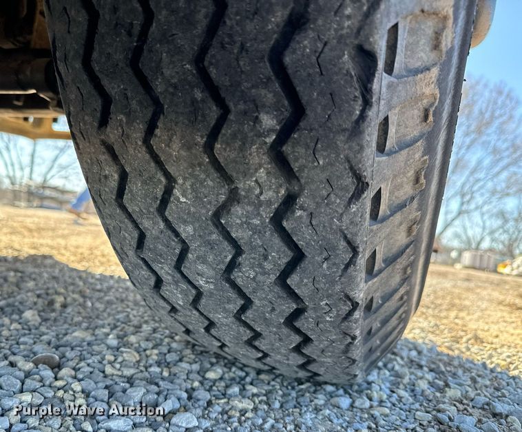 image for item NU9455 1984 Ford F700 bucket truck