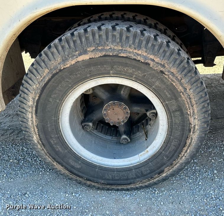 image for item NU9455 1984 Ford F700 bucket truck