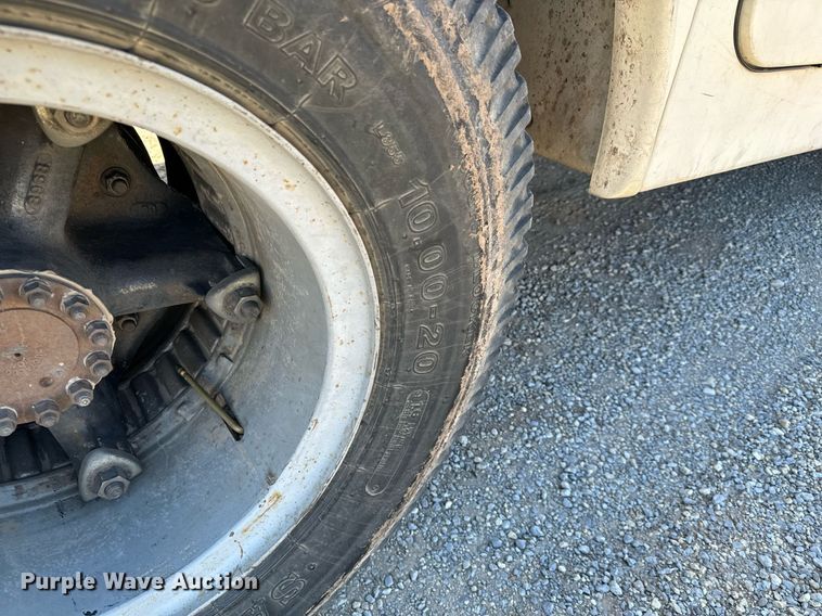 image for item NU9455 1984 Ford F700 bucket truck