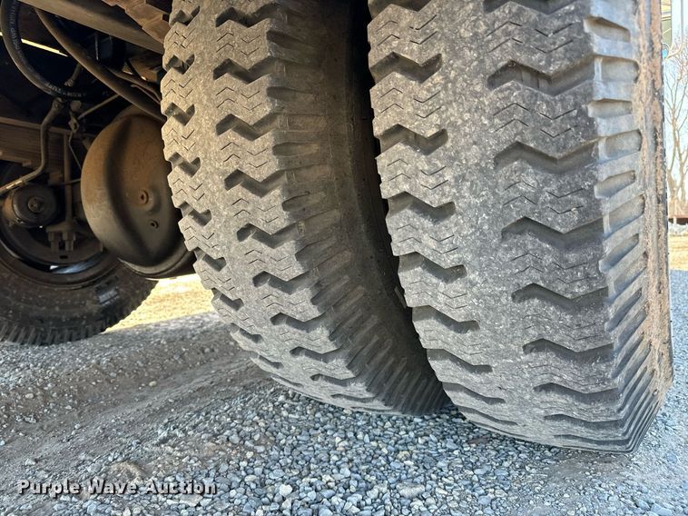 image for item NU9455 1984 Ford F700 bucket truck