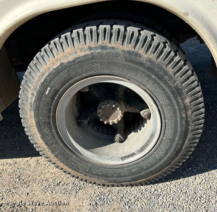 image for item NU9455 1984 Ford F700 bucket truck