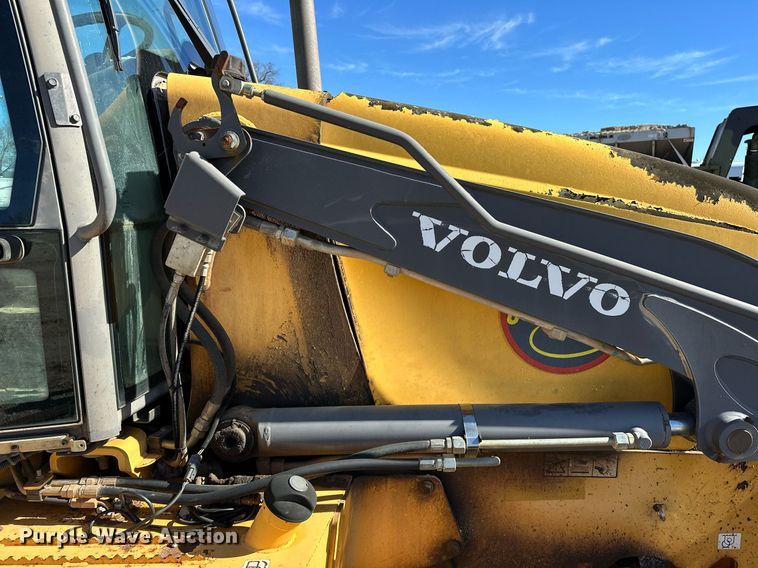 image for item OM9860 2007 Volvo  BL70 backhoe