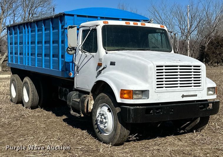 image for item DJ6237 2000 International  4700  grain truck