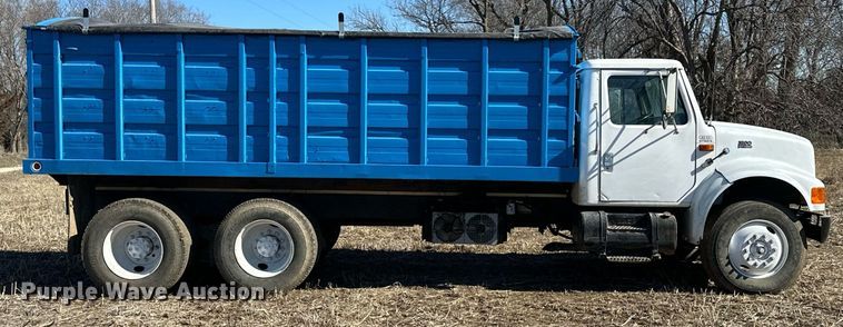 image for item DJ6237 2000 International  4700  grain truck