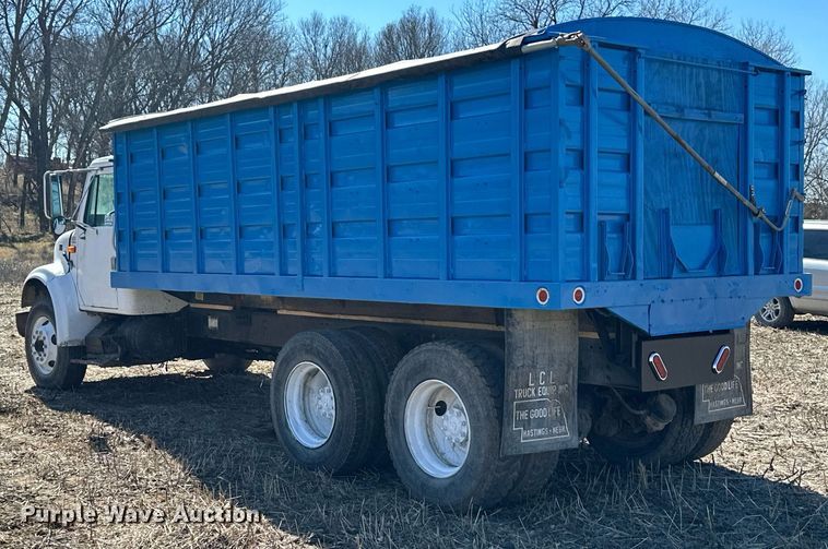 image for item DJ6237 2000 International  4700  grain truck