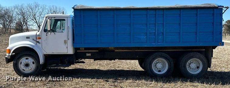 image for item DJ6237 2000 International  4700  grain truck