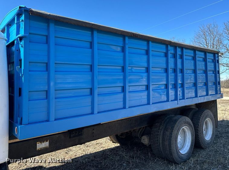 image for item DJ6237 2000 International  4700  grain truck