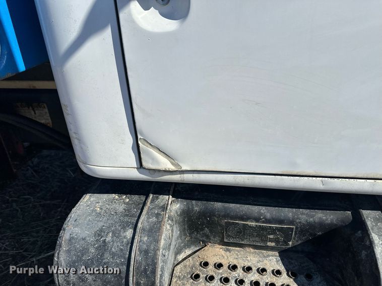 image for item DJ6237 2000 International  4700  grain truck