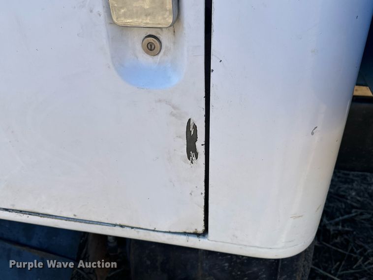 image for item DJ6237 2000 International  4700  grain truck