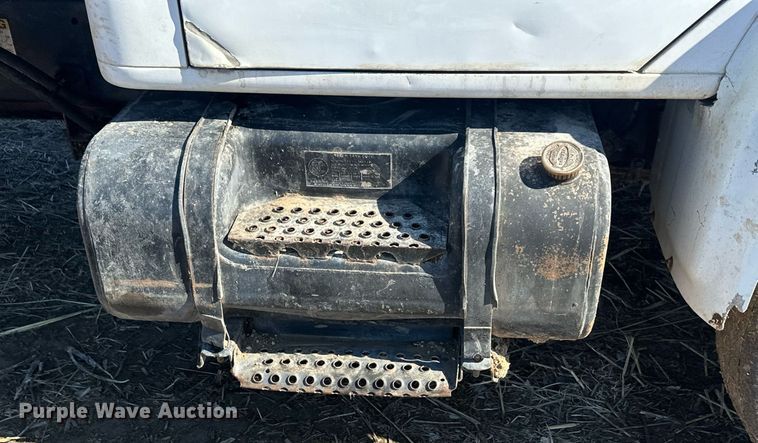 image for item DJ6237 2000 International  4700  grain truck