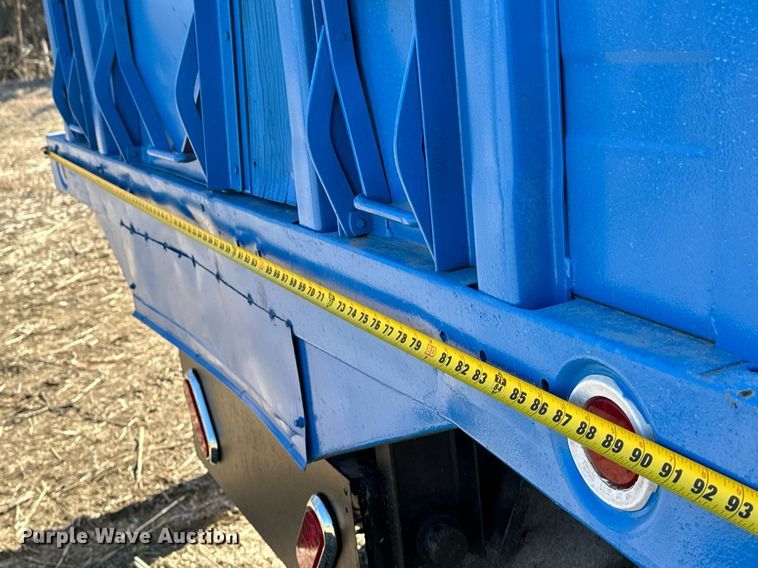 image for item DJ6237 2000 International  4700  grain truck