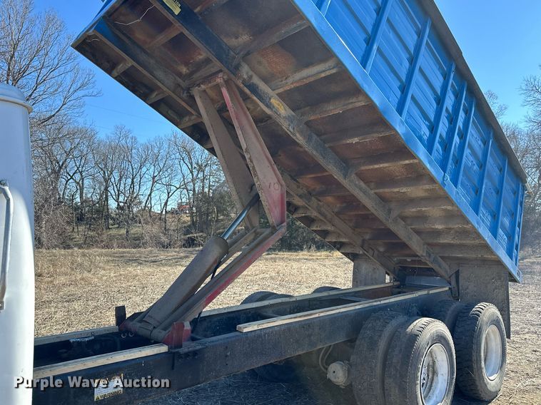 image for item DJ6237 2000 International  4700  grain truck