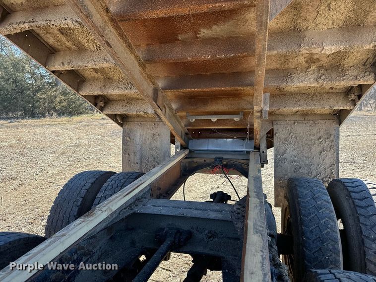 image for item DJ6237 2000 International  4700  grain truck