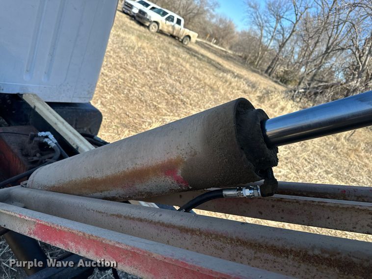 image for item DJ6237 2000 International  4700  grain truck