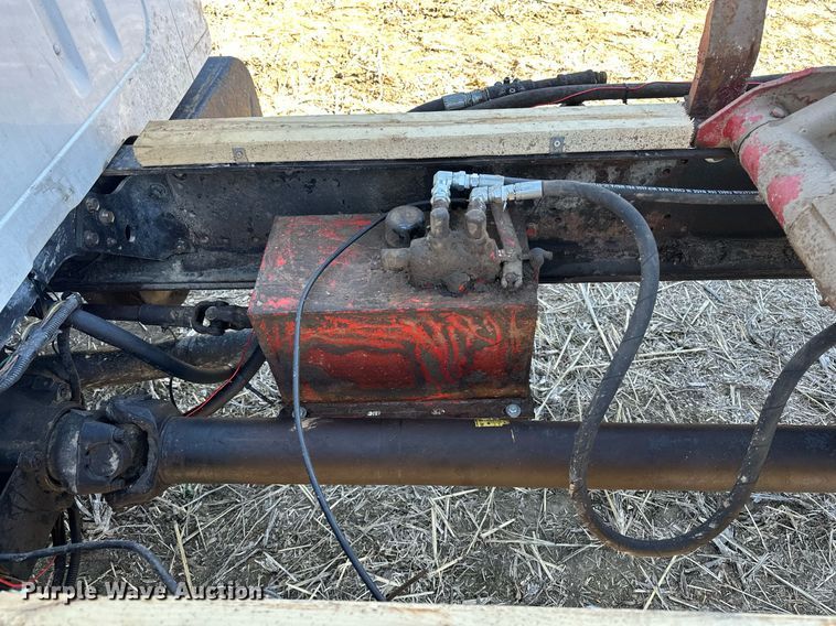 image for item DJ6237 2000 International  4700  grain truck