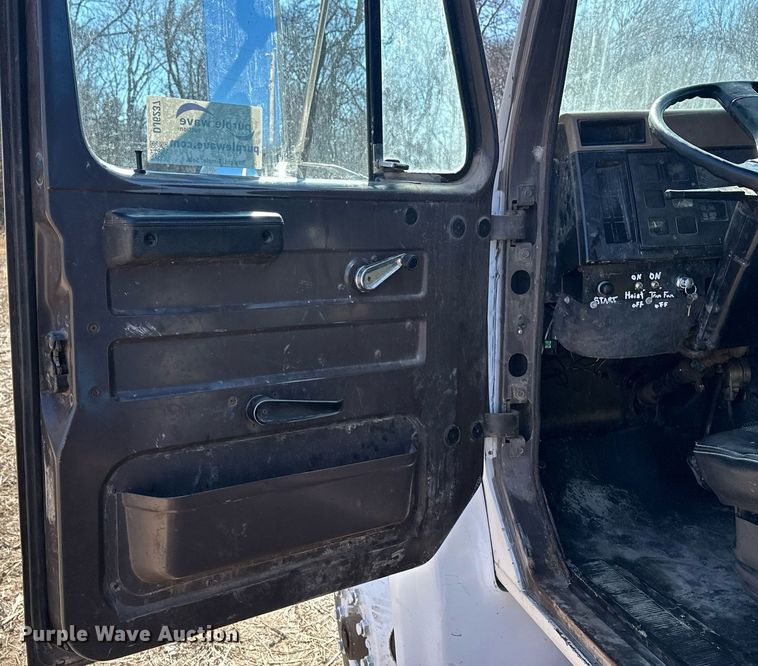 image for item DJ6237 2000 International  4700  grain truck